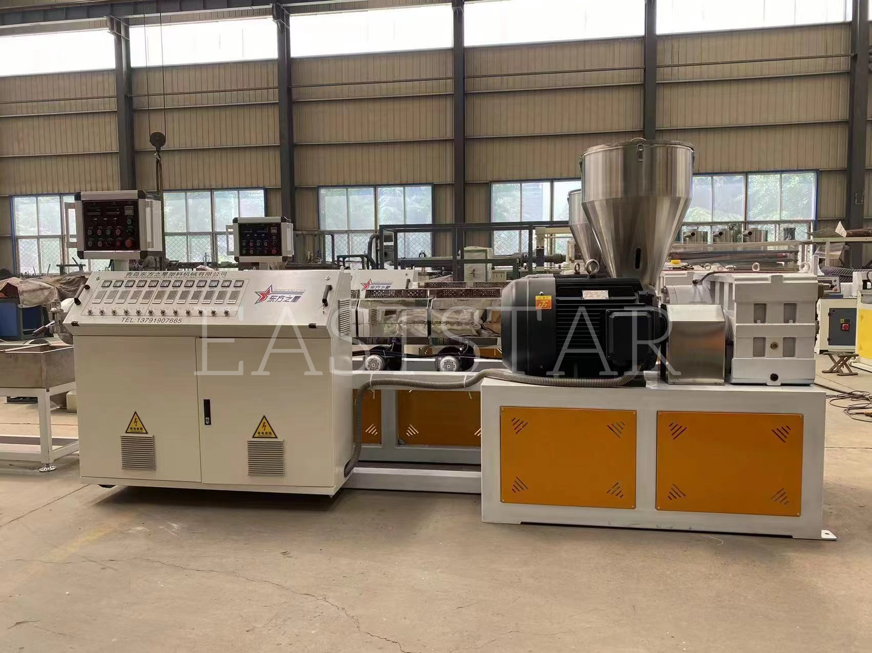 Ang aming Technical Team ay nagsasagawa ng Precision Assembly ng TSSK65 Parallel Twin-Screw Granulator para sa aming Arab Client