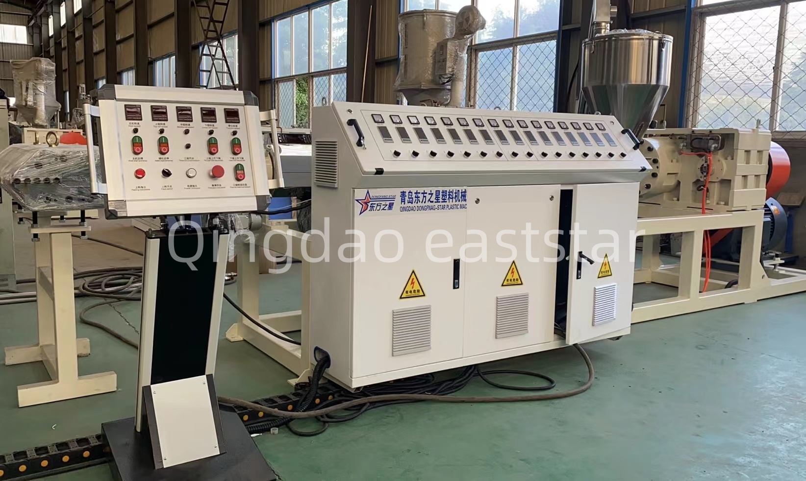 Paano tinitiyak ng isang propesyonal na linya ng produksyon ng board ng kanal ng PE ang kalidad ng mga sistema ng kanal ng gusali?